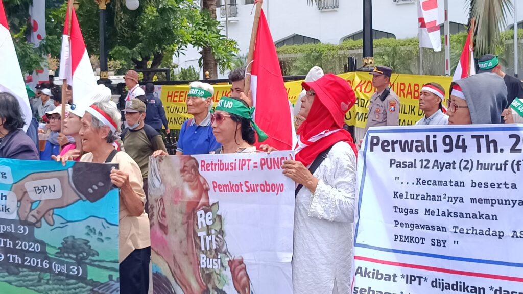 Warga Surabaya terdampak sengketa tanah dengan Pertamina menggelar aksi unjuk rasa di Kantor BPN Surabaya, 10 November 2025. (Dok. Istimewa)