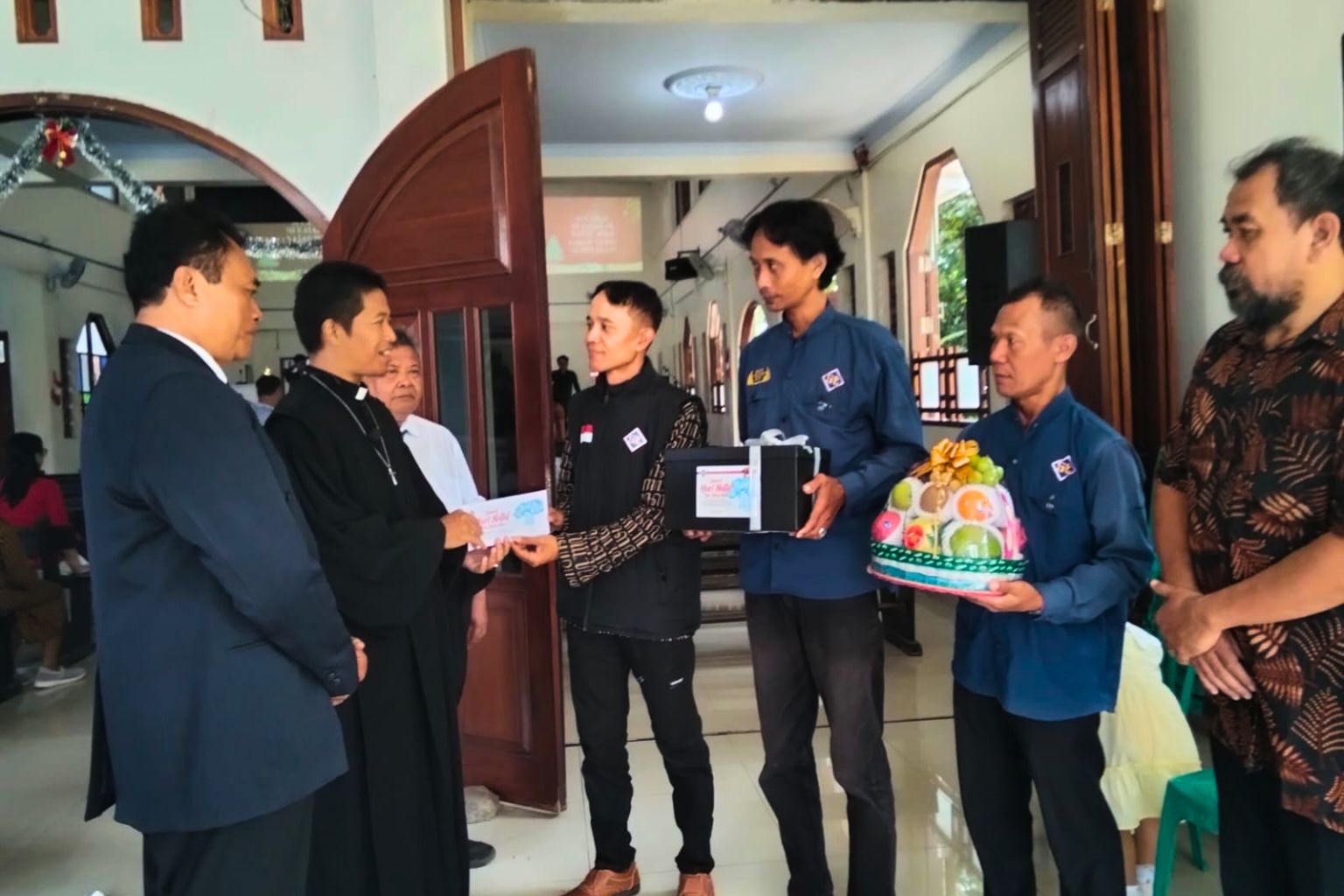 Penyaluran Parcel Natal Sehat Tentrem di Purbalingga